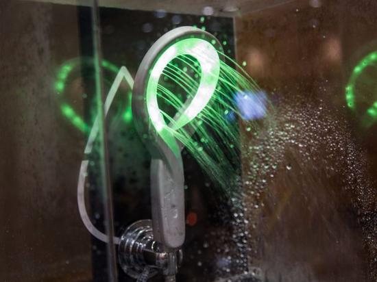 Hydrao First智能淋浴喷头可以通过LED灯告知用户的用水量。配对的应用可以根据用户的需要进行自定义设置,根据水量来激发不同的颜色,同时告诉你省了多少水。