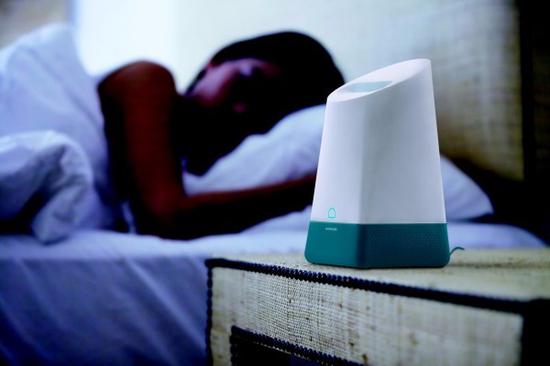 Sensorwake Oria是一款能以各种香味来唤醒睡眠的闹钟,它的价格只有150美元,但却可以让你“闻香起床”——如果你觉得自己很难被叫醒,不妨在今年夏天试一试这款别具特色的闹钟。