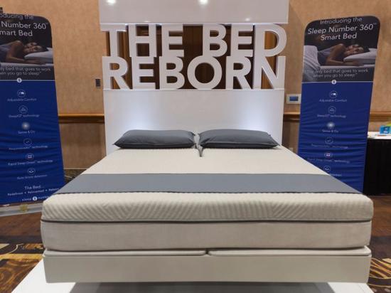 Sleep Number 360 Bed智能床不但能记住让用户感到舒适的场景,还能在他们睡着时逐渐暖和用户的双脚,在伴侣开始打鼾时自动抬高她的头部,在用户深夜翻身时稍微给床垫放气。