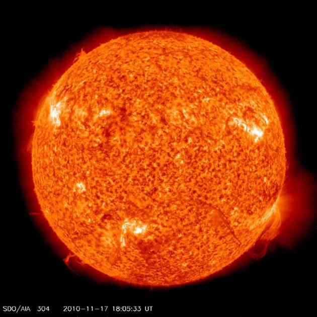 如图所示，这是2010年11月17日，美国宇航局太阳动力天文台拍摄的太阳，图中出现巨大的太阳耀斑细丝。。webp