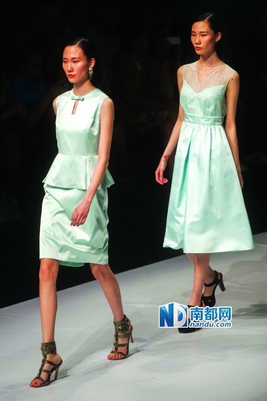 浏览原图 超模界罕见的双胞胎姐妹王晓婷,王晓倩一起走秀.