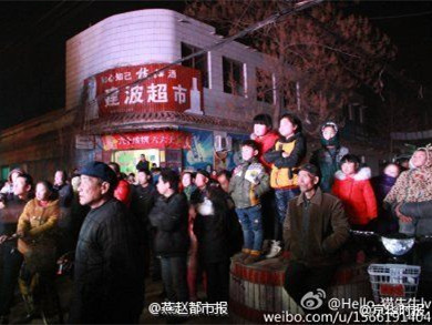 农村办葬礼请女郎跳脱衣舞助兴(组图)