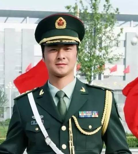 张洪杰作为军旗手,不仅是三军仪仗队的龙头,也是整个受阅方队的龙头
